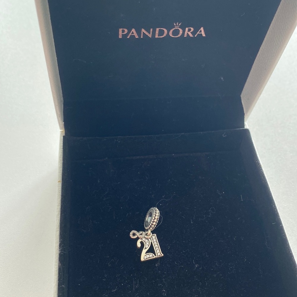 Pandora charm. 21.